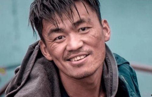 王宝强家世背景怎样,从草根出身到影视巨星的家世变迁